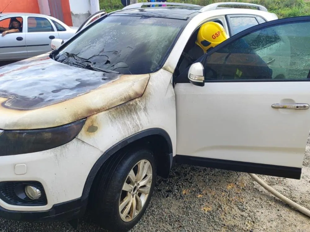 Carro estacionado incendeia em frente a supermercado e trabalhadores ajudam a conter fogo em Gaspar