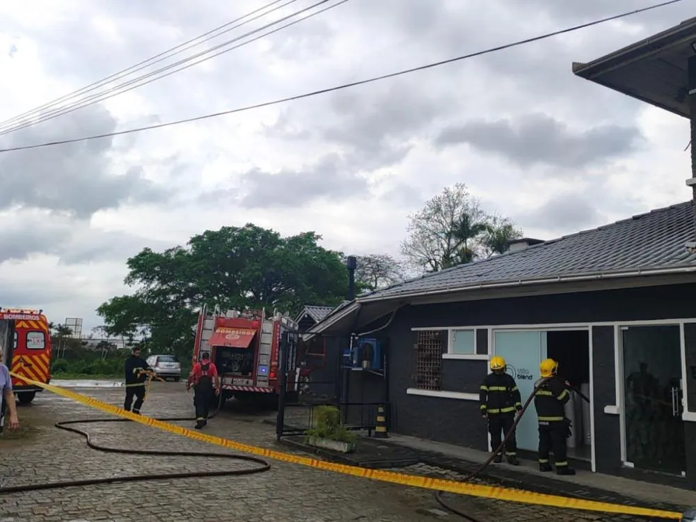 Princípio de incêndio atinge hamburgueria no bairro Coloninha, em Gaspar