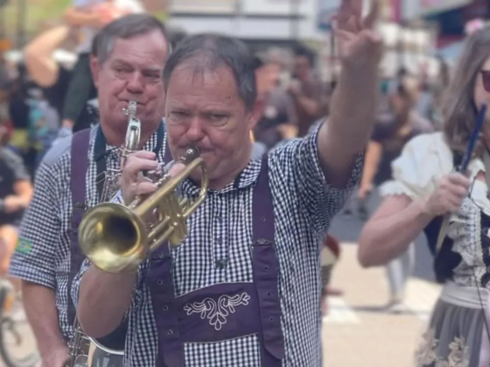 Blumenau entra no clima da Oktoberfest com bandinha típica na Rua XV de Novembro