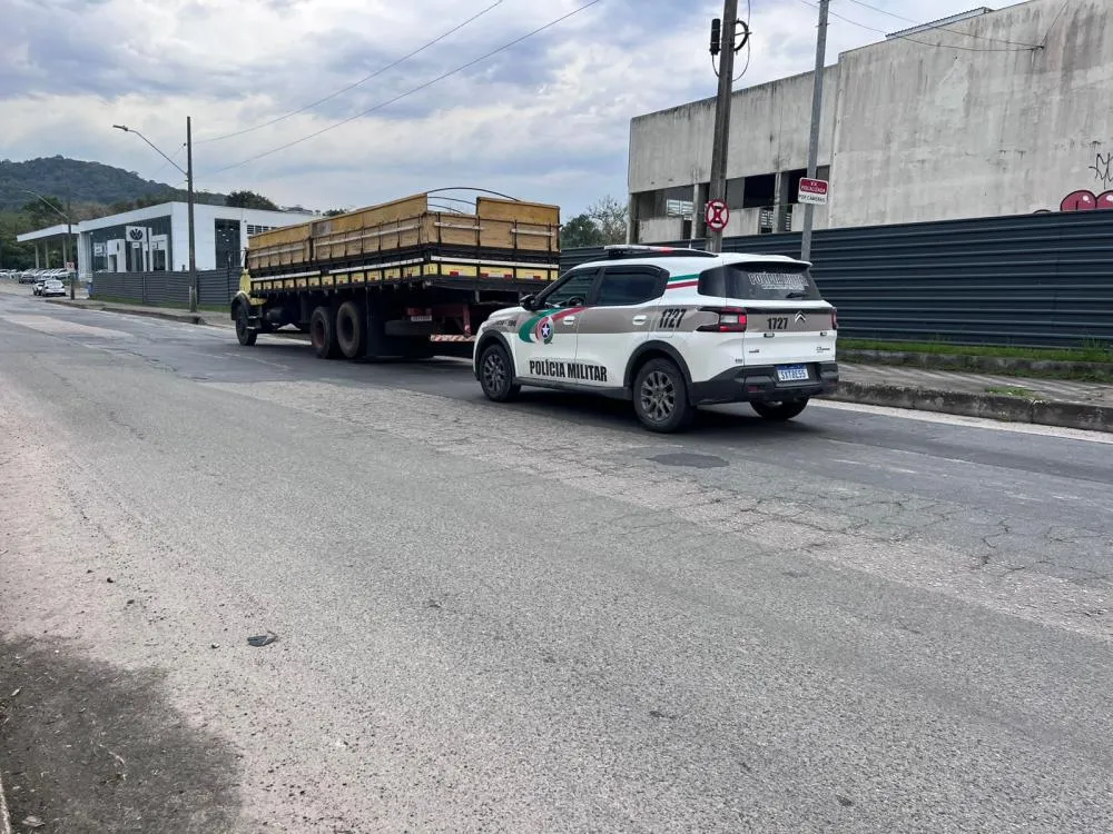 Caminhão com placa adulterada é interceptado pela PM em Blumenau