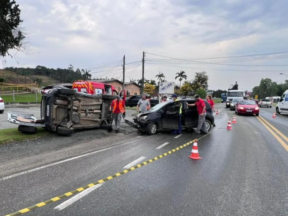 Acidente na SC-108 em Blumenau causa tombamento de carro