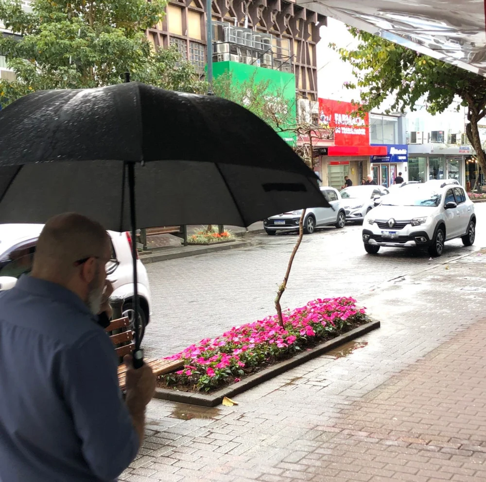 Circulação marítima mantém tempo fechado e provoca chuva fraca em Blumenau nesta terça-feira