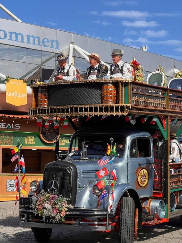 Primeiro desfile da 40ª Oktoberfest Blumenau reúne 90 atrações e estreia novo carro do Planetapeia
