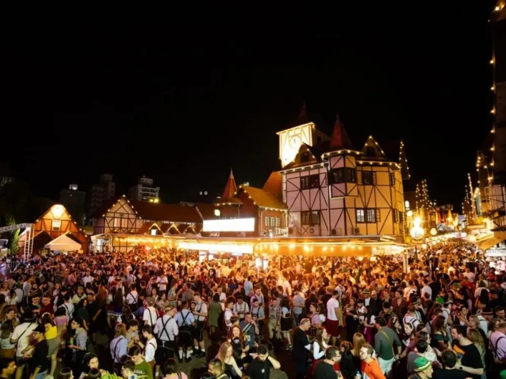 Entrada gratuita e sangria do barril: confira a programação completa da Oktoberfest Blumenau desta quarta-feira