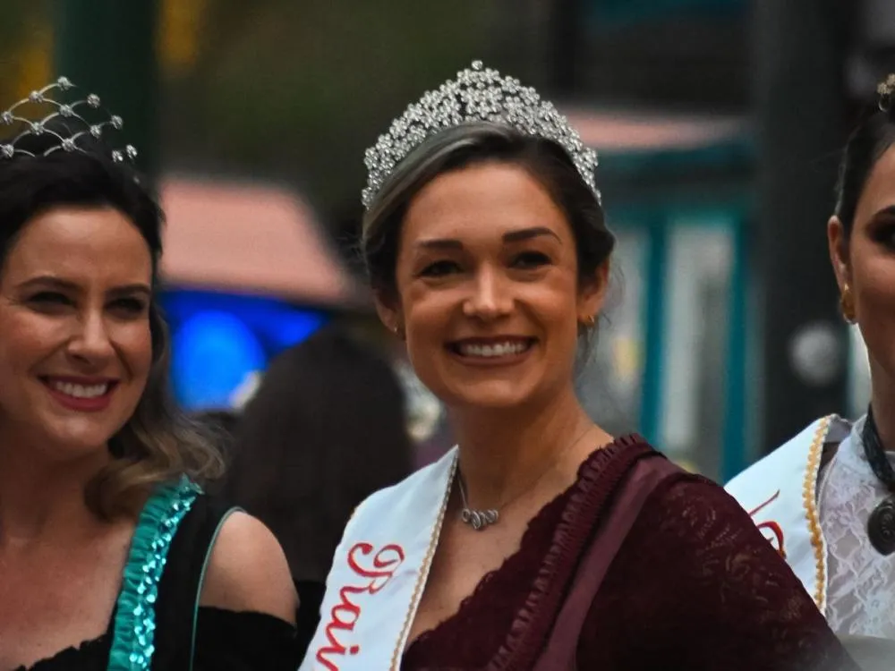 Multidão toma conta da Rua XV e celebra abertura da 40ª Oktoberfest em Blumenau