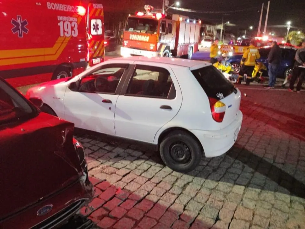 Batida entre carro e moto deixa homem ferido e mobiliza bombeiros em Gaspar