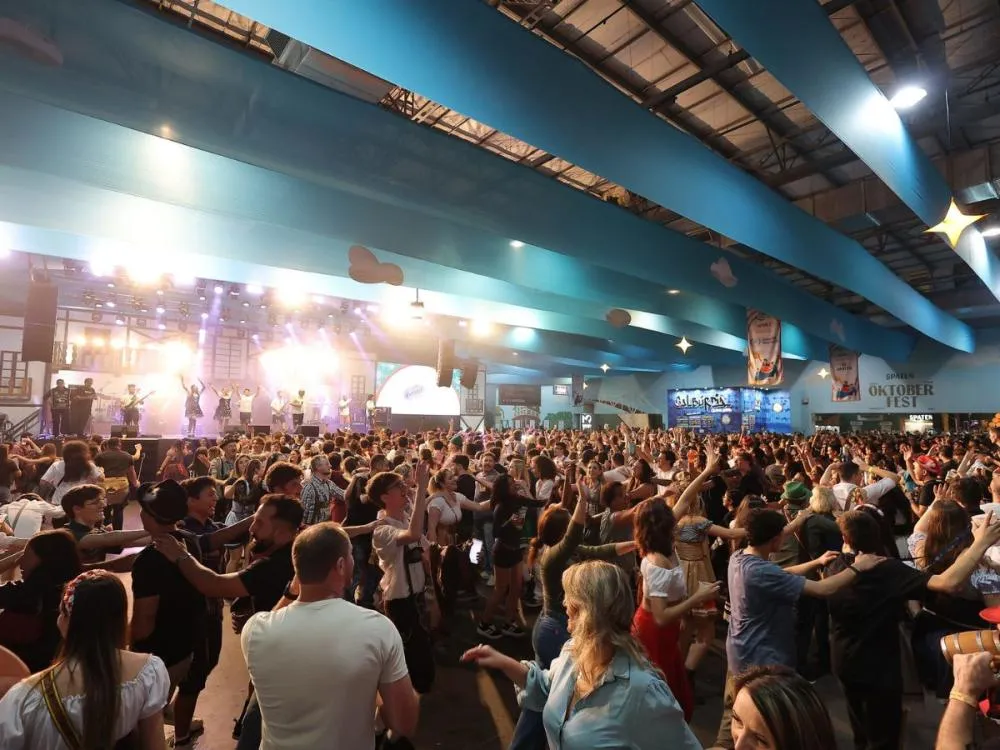 Abertura do Galegão, entrada gratuita e atrações internacionais; confira a programação do 2° dia de Oktoberfest Blumenau