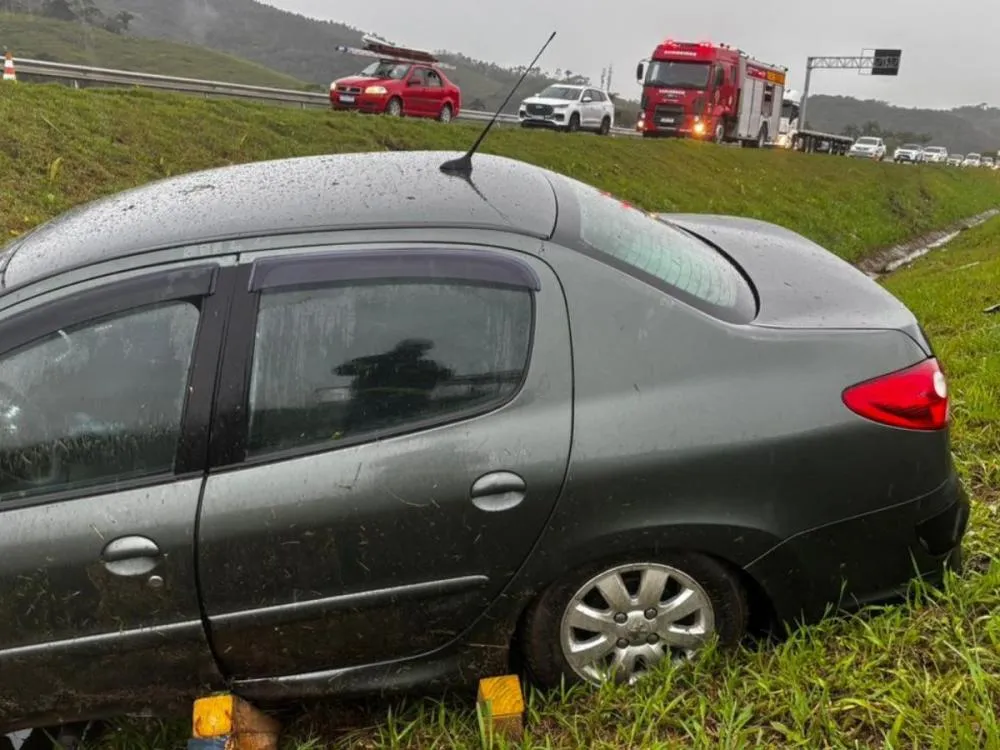 Motorista fica ferido após saída de pista na BR-470, em Ilhota