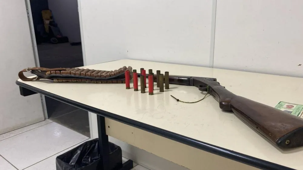 Polícia apreende espingarda e prende homem de 42 anos e idoso de 72 em Gaspar