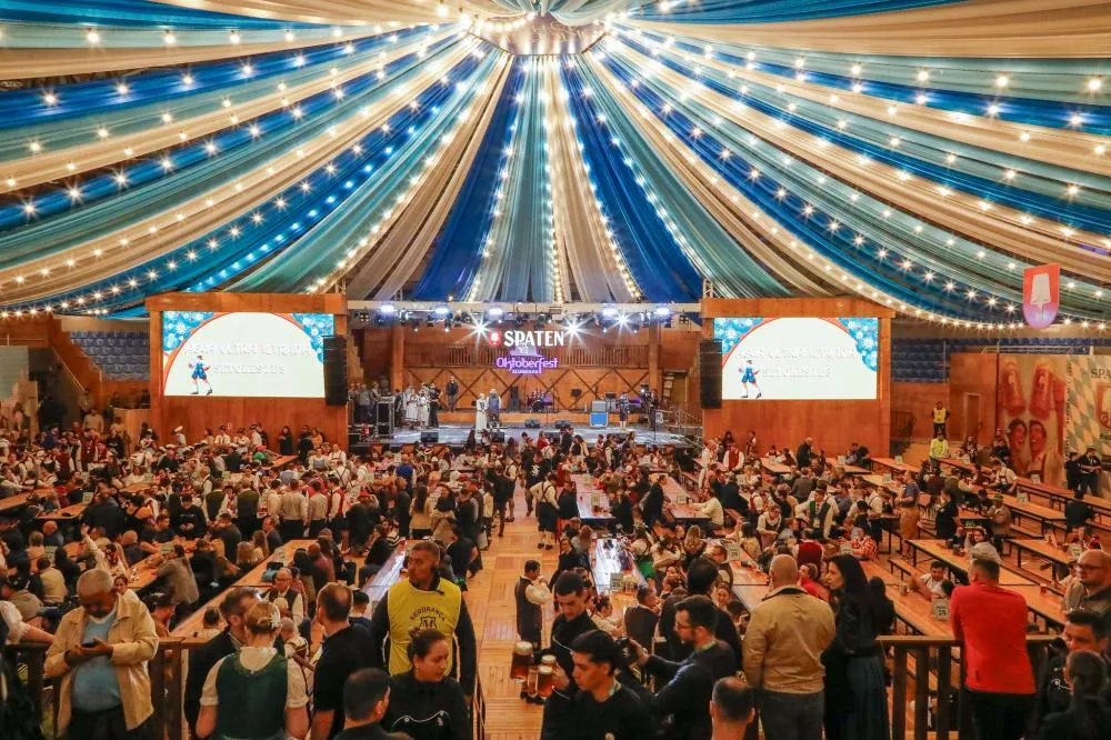 Oktoberfest Blumenau reúne mais de 40 mil pessoas nos dois primeiros dias da festa