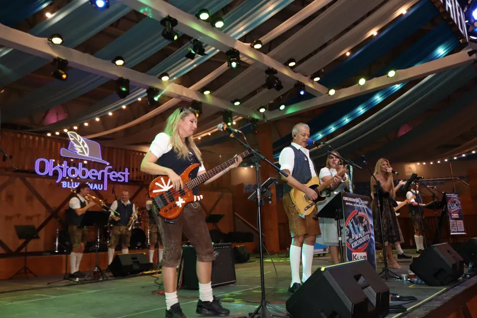 Banda alemã Die Kirchdorfer mistura rock, pop germânico e sopro bávaro na Oktoberfest Blumenau