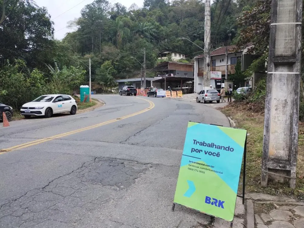 Obra de ligação de esgoto no Bairro Fortaleza interdita parcialmente rua neste domingo