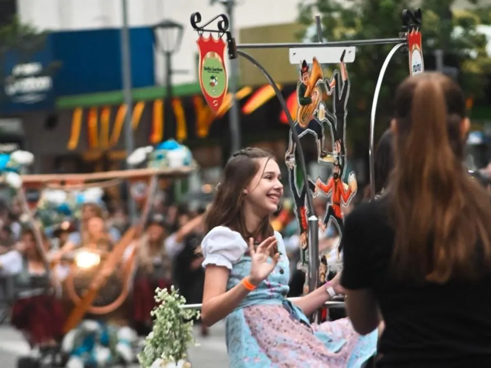 Domingo tem desfile na Vila Itoupava e programação intensa da Oktoberfest no Parque Vila Germânica
