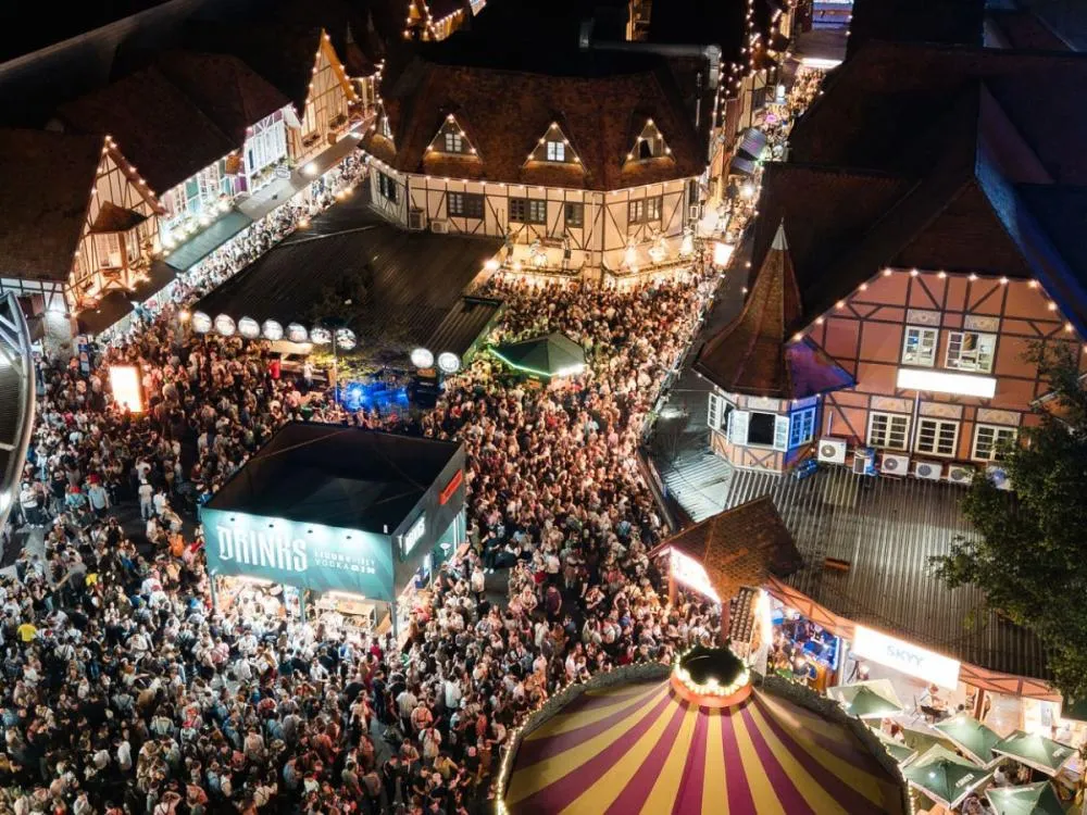 Oktoberfest Blumenau atrai multidão e já soma mais de 132 mil visitantes
