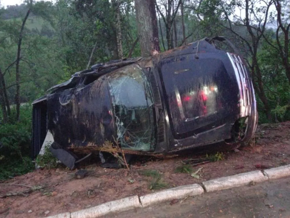 Batida entre caminhonete e carro mobiliza bombeiros no Alto Vale; acidente envolveu quatro vítimas