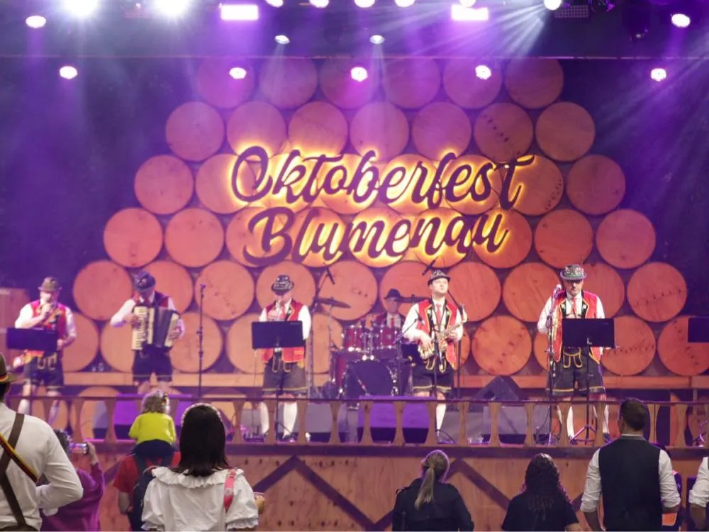 Segunda-feira com entrada gratuita na Oktoberfest Blumenau tem dança, bandas e show da alemã Die Kirchdorfer