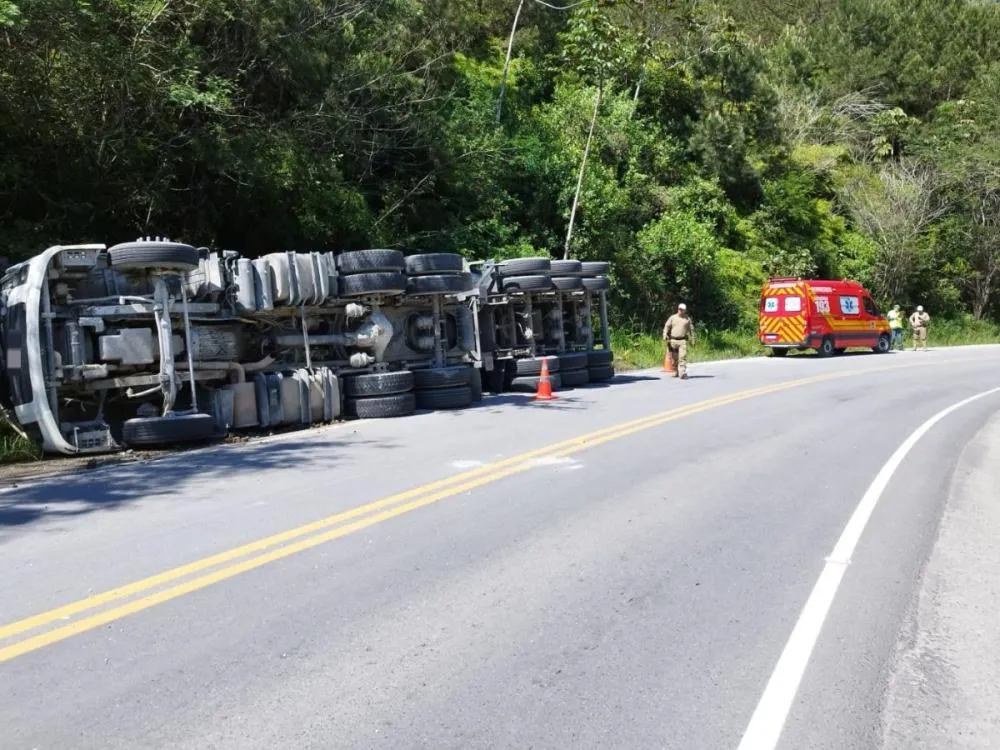 Acidente na Rodovia Pedro Merísio deixa motorista ferido após tombamento de carreta no Vale do Itajaí