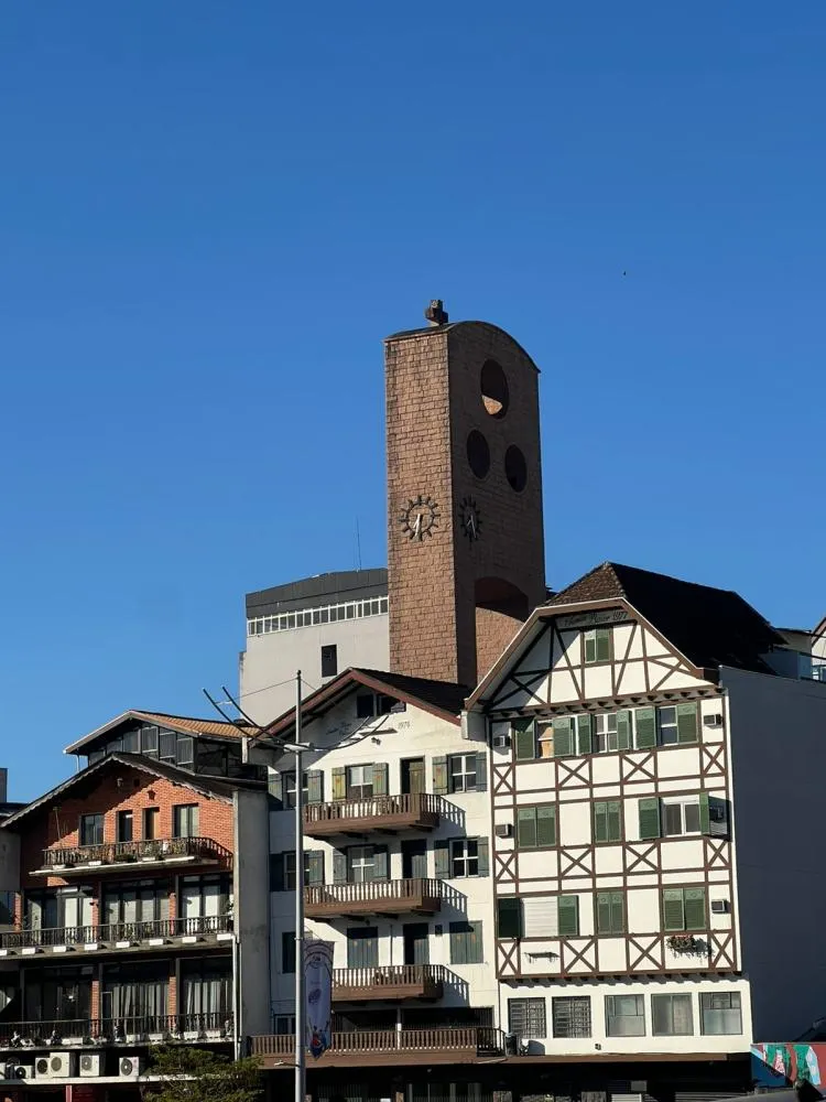 Ar seco mantém o tempo ensolarado em Blumenau nesta terça-feira