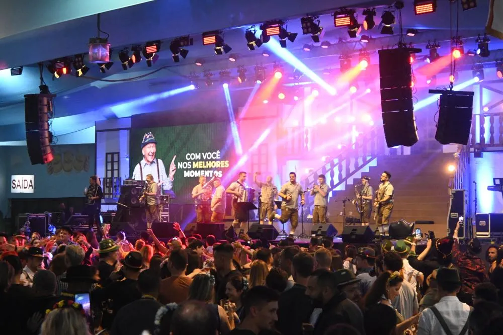 Mais de 176 mil pessoas já passaram pela 40ª Oktoberfest Blumenau; entrada é gratuita nesta terça