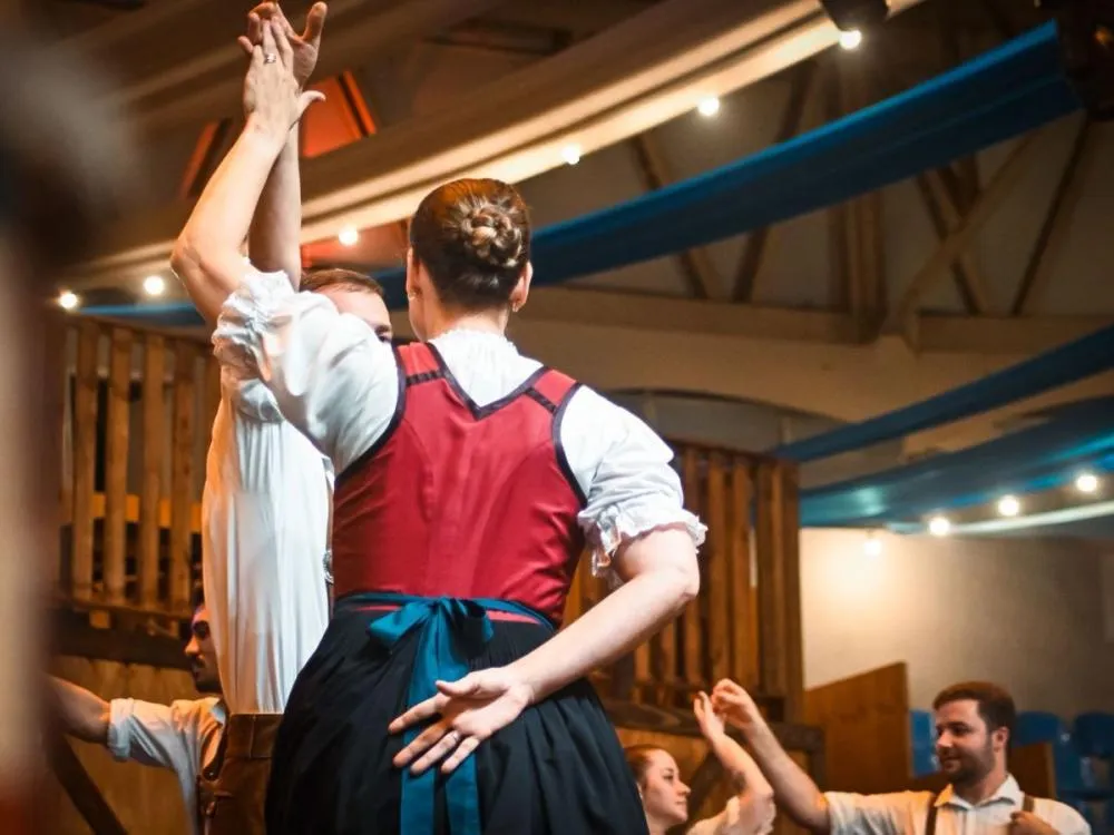 Entrada gratuita e Festival de Danças animam a Oktoberfest Blumenau nesta terça; confira a programação