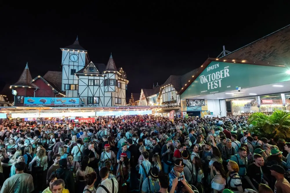 Com entrada gratuita, terça-feira da Oktoberfest Blumenau tem público de 19 mil