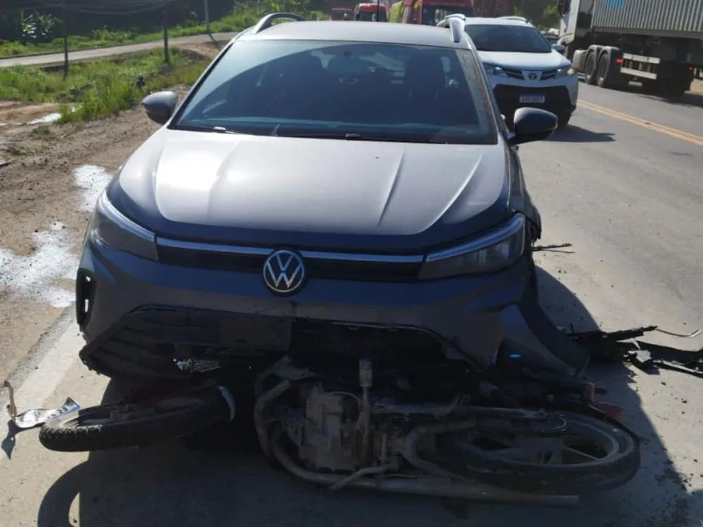 Batida entre carro e moto deixa motociclista em estado grave na BR-470, em Indaial