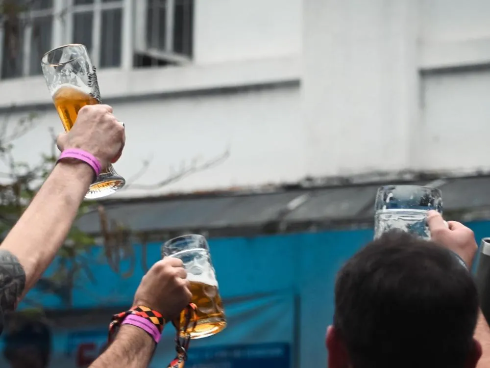 Mais de 80 atrações da Oktoberfest desfilam na Rua XV de Blumenau nesta quarta-feira
