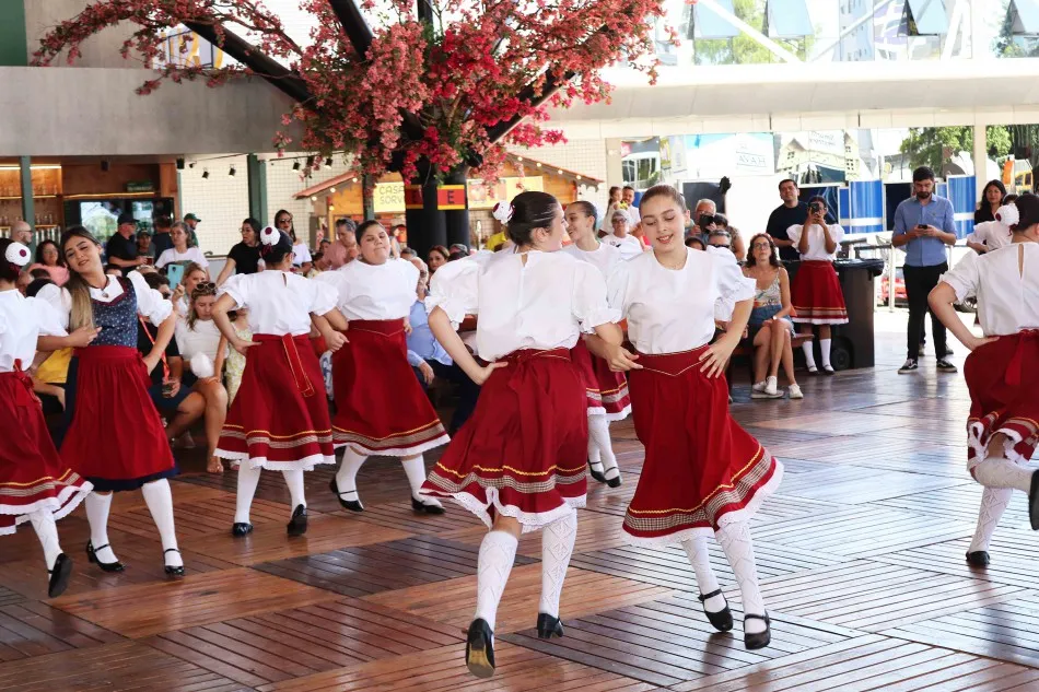 Grupos de dança da Pró-Família se apresentam na 40ª Oktoberfest Blumenau