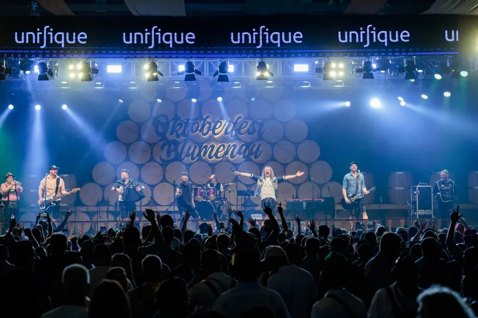 Bandas da Alemanha animam público da Oktoberfest Blumenau com mistura de rock e música típica nesta quinta; saiba quais são
