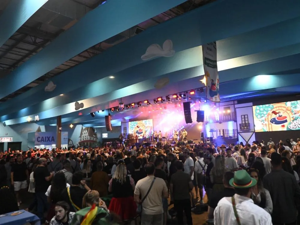 Oktoberfest Blumenau ultrapassa 220 mil visitantes e registra 23,7 mil pessoas nesta quarta-feira 