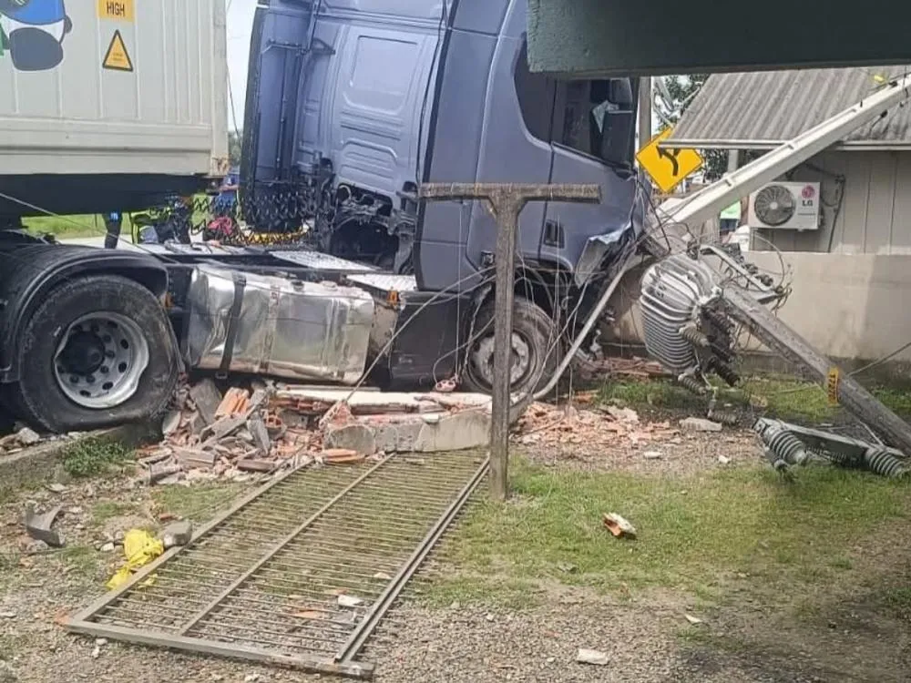 Acidente na Rodovia Jorge Lacerda, em Ilhota, deixa caminhoneiro ferido