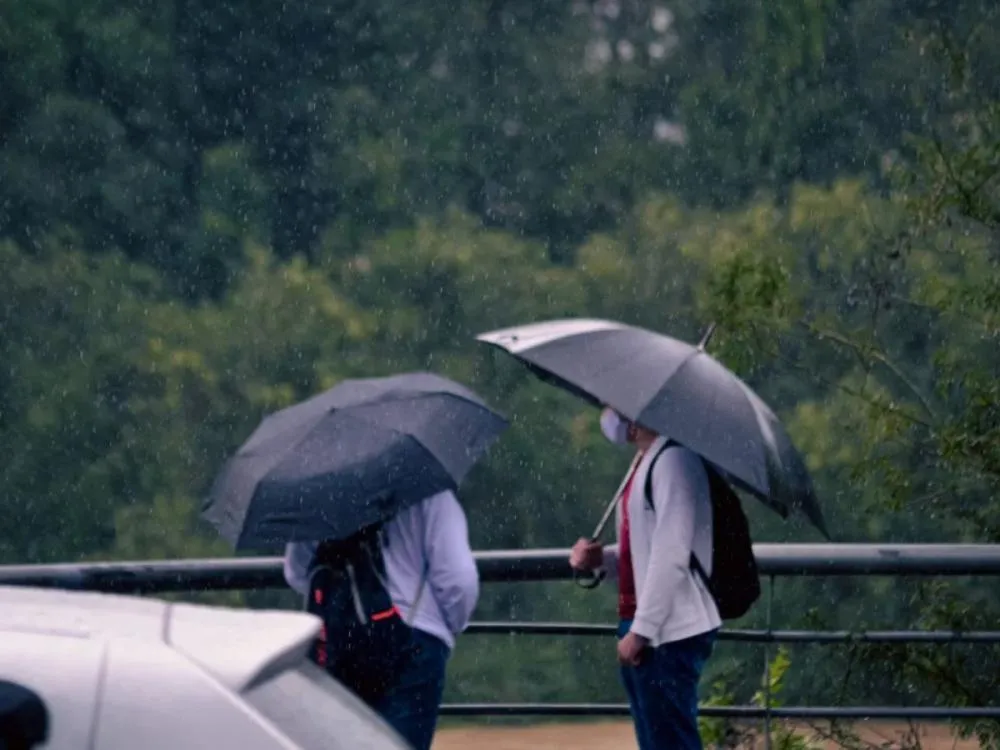 Frente fria avança por Santa Catarina com temporais, ventos fortes e queda de temperatura neste fim de semana