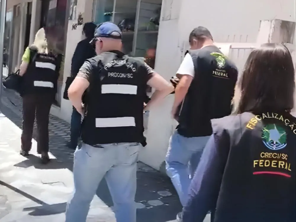 Seis falsos corretores de imóveis são autuados durante operação do CRECI em Blumenau