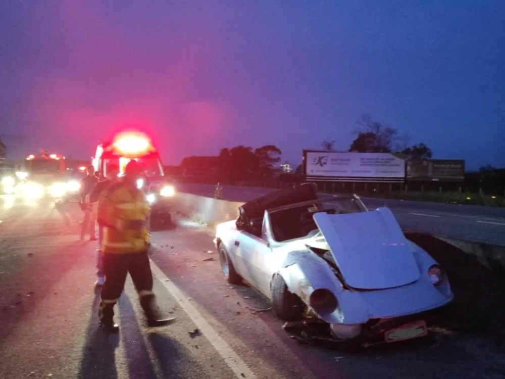 Motorista fica ferido em acidente entre carro e caminhão na BR-470, em Gaspar