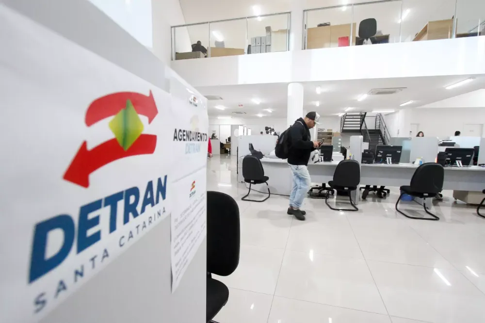 Falta de examinadores do Detran/SC causa atraso nos testes práticos e preocupa autoescolas em Blumenau