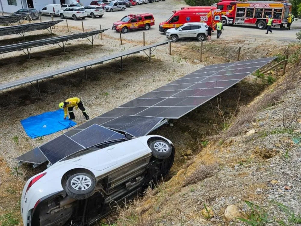 Idoso fica ferido após perder controle do carro, sair da pista e atingir placas de energia solar em Botuverá