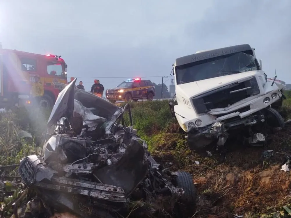 Acidente entre carro e caminhão deixa um morto e um ferido na BR-470