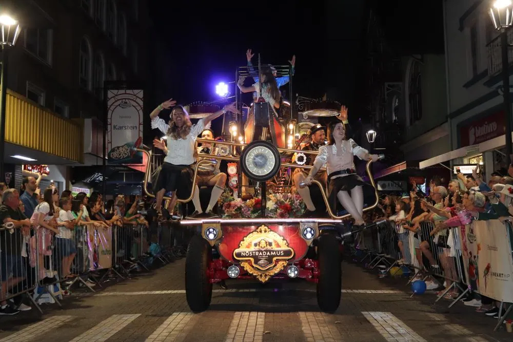 Desfile oficial da Oktoberfest Blumenau agita o centro da cidade neste sábado com mais de 90 atrações