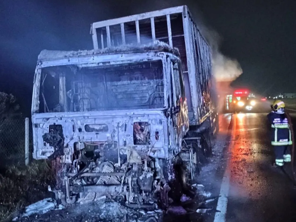 Caminhão pega fogo na BR-470 após passar por objeto metálico 