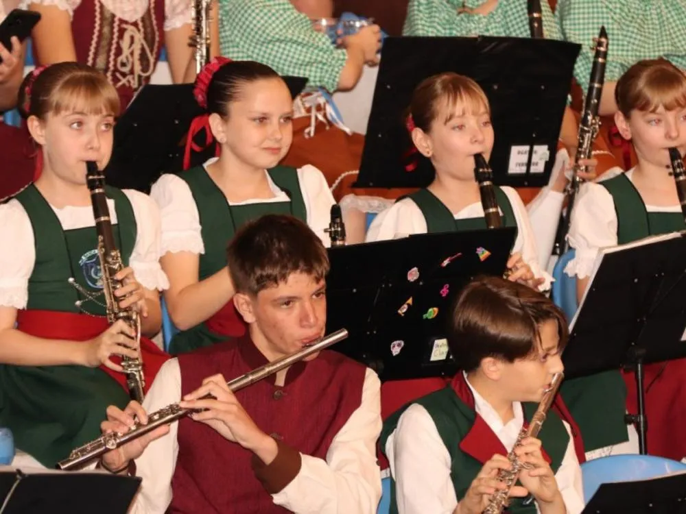 Bandas escolares mostram talento na Oktoberfest Blumenau neste domingo