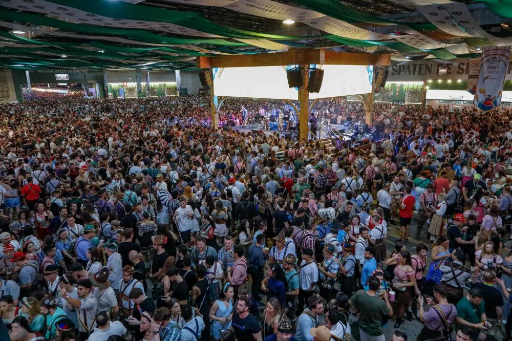 Oktoberfest Blumenau tem domingo movimentado e marca 400 mil visitantes na 40ª edição