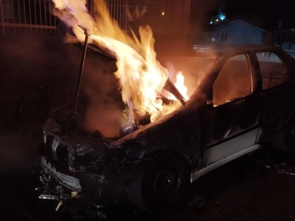 Incêndio deixa carro a gás completamente destruído na madrugada desta segunda-feira em Rio do Sul