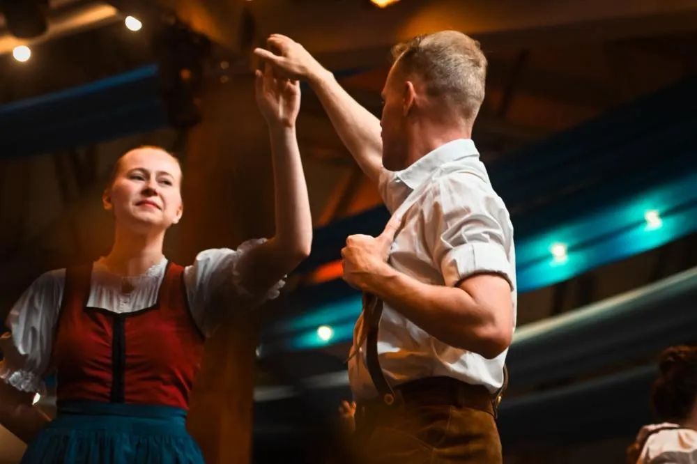 Segunda semana do Festival de Danças Germânicas da Oktoberfest Blumenau começa no Galegão nesta segunda-feira
