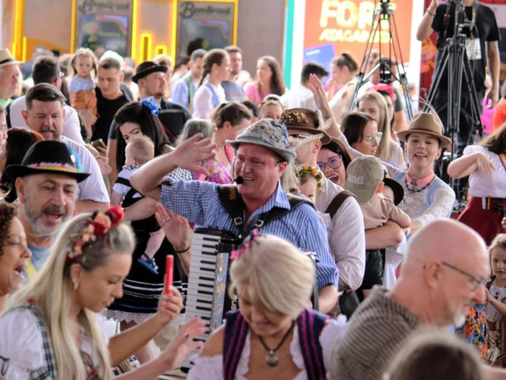 Oktoberfest Blumenau: Atrações gratuitas movimentam a Vila Germânica nesta segunda-feira; confira a programação