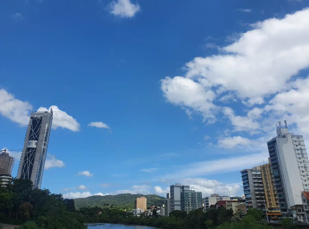 Terça-feira terá sol entre nuvens e chance de chuvisco em Blumenau
