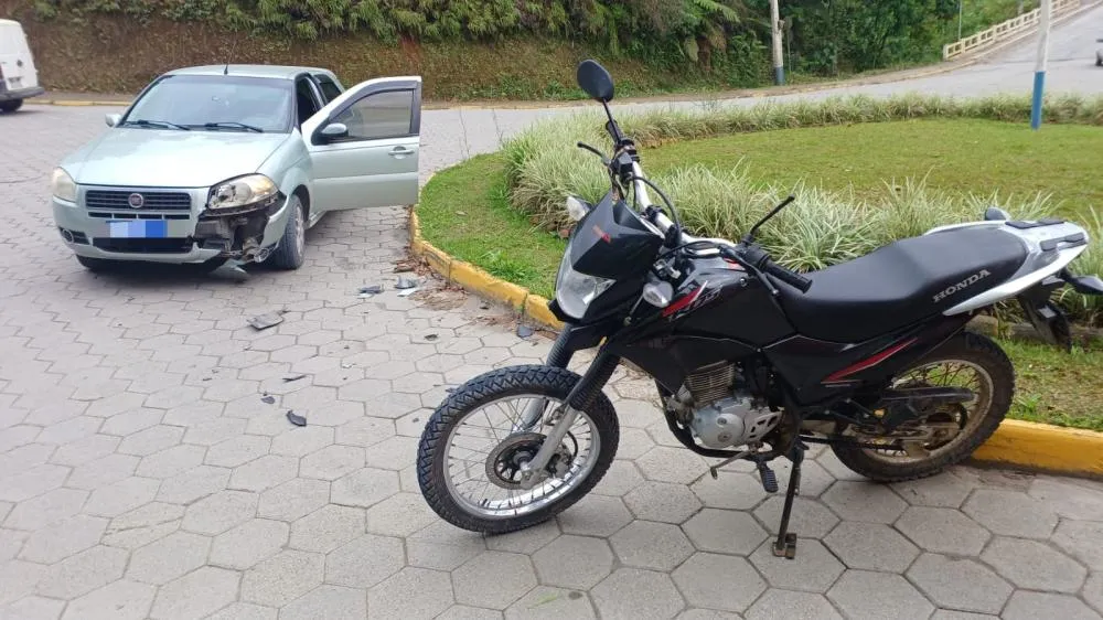 Motociclista fica ferido após batida com carro no Alto Vale 