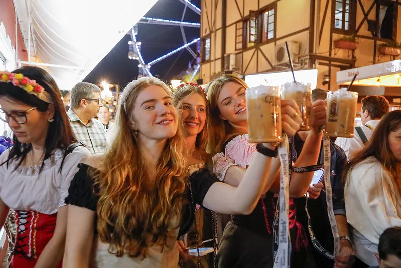 Oktoberfest Blumenau tem 15 mil visitantes na segunda e público total supera 415 mil