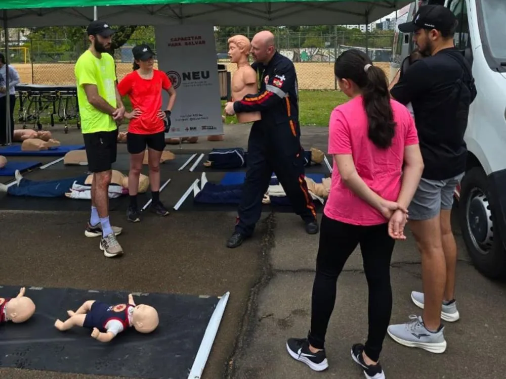 Blumenauenses participam de evento sobre reanimação cardiopulmonar no Parque Ramiro Ruediger