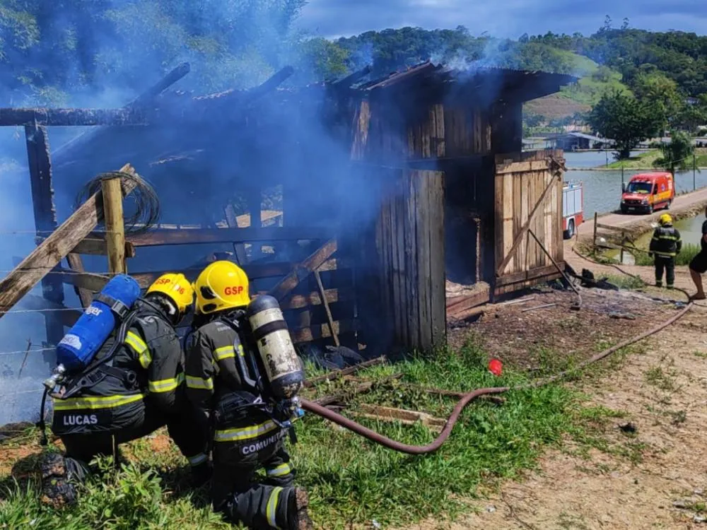 Incêndio atinge rancho de madeira usado para armazenar fardos de algodão em Gaspar