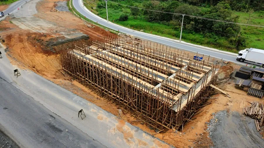 Rampa do novo viaduto na SC-108 começa a ser construída; obra faz parte da duplicação entre Guaramirim e Massaranduba